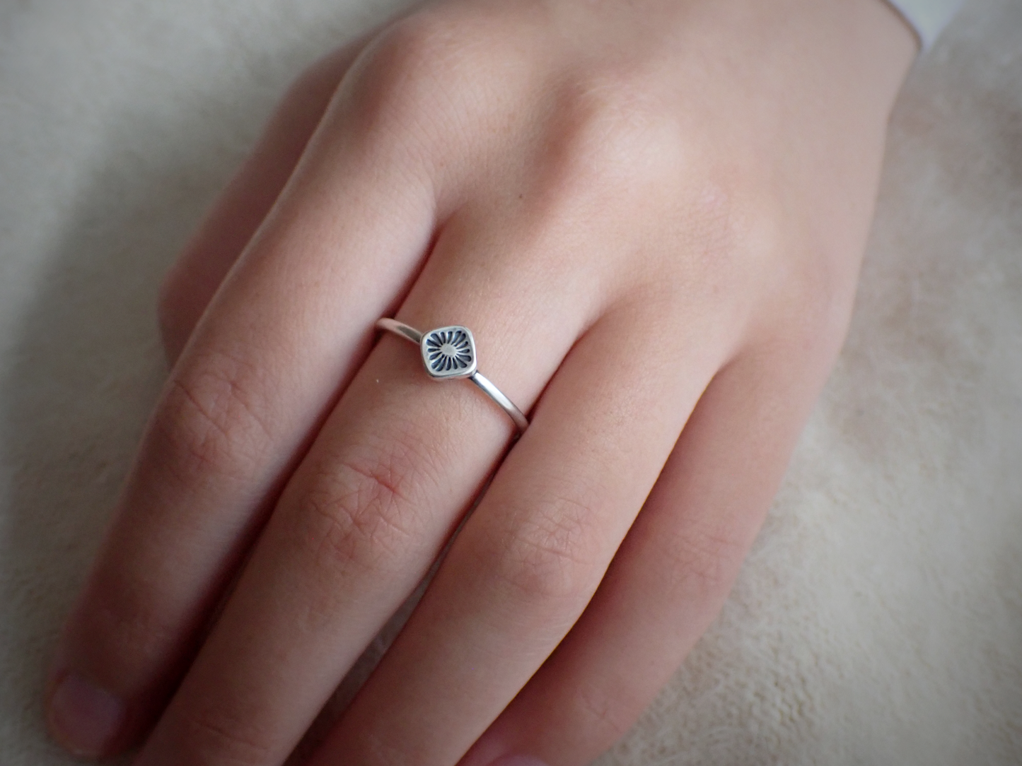 Seren・ Dainty Sterling Silver Starburst Ring