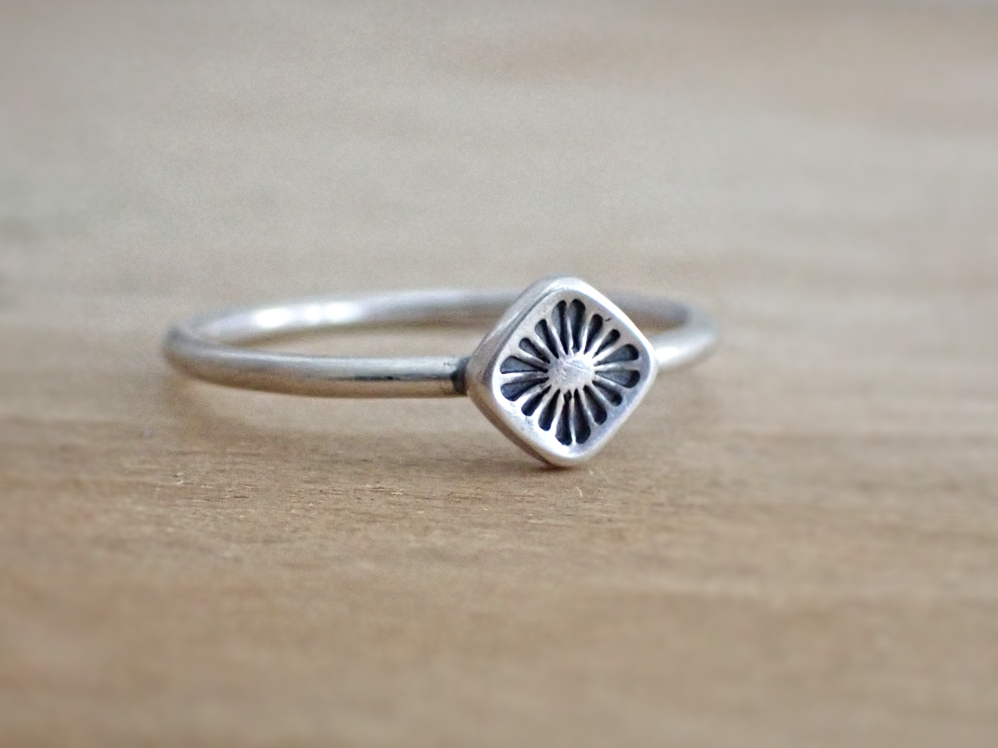 Seren・ Dainty Sterling Silver Starburst Ring