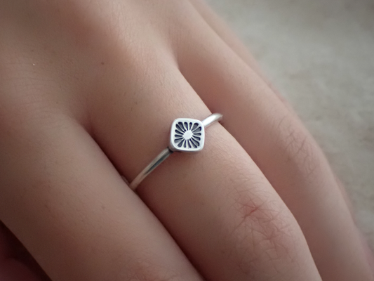 Seren・ Dainty Sterling Silver Starburst Ring